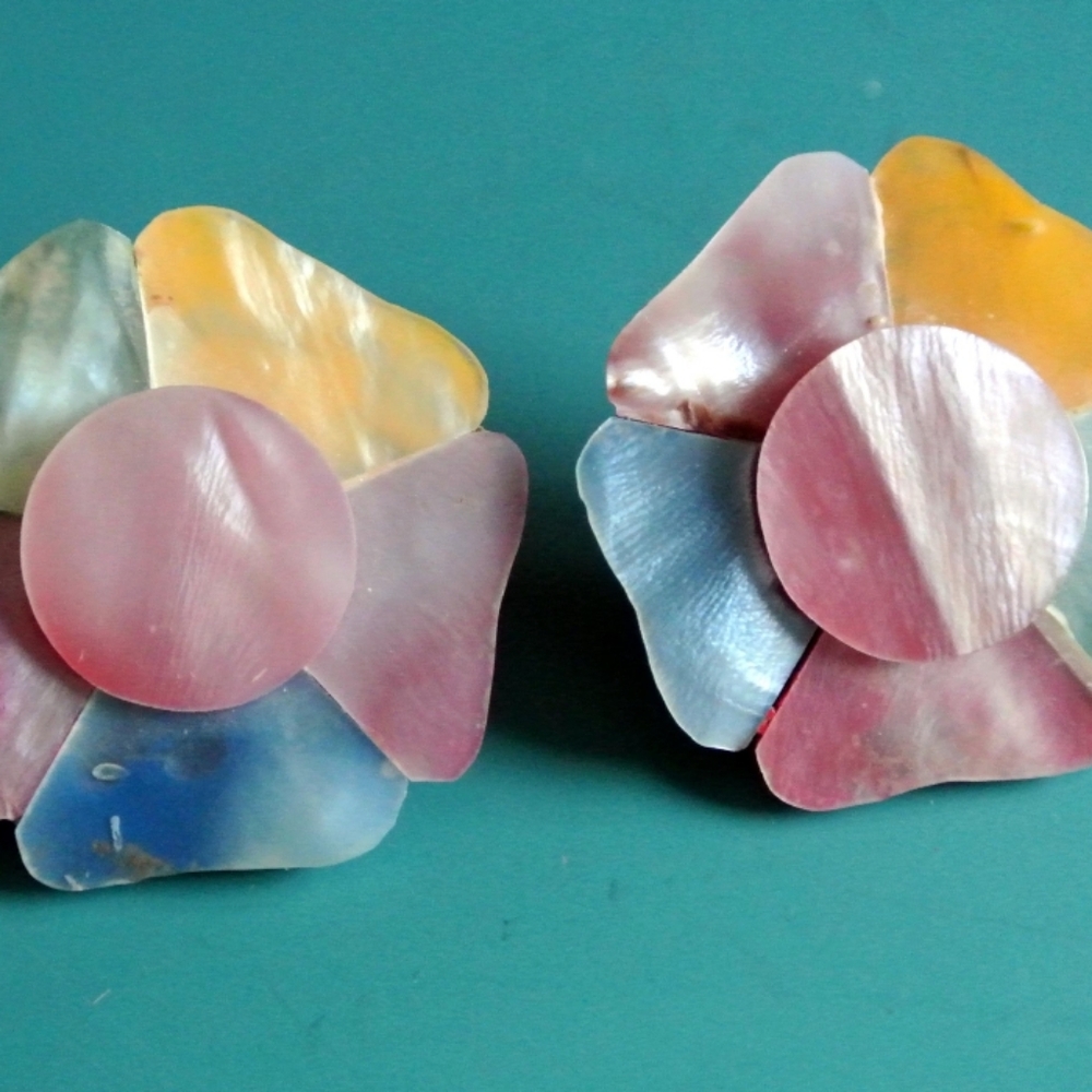 🌼 Vintage 1970s handcrafted dyed mother of pearl floral earrings
